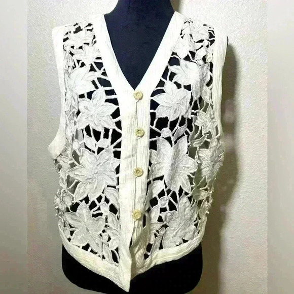 Allure Tops - Allure Vintage White Floral Crochet Vest - Size 2X (fits like XL)